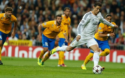 米兰电竞焦点-佩德里这传球穿透人墙